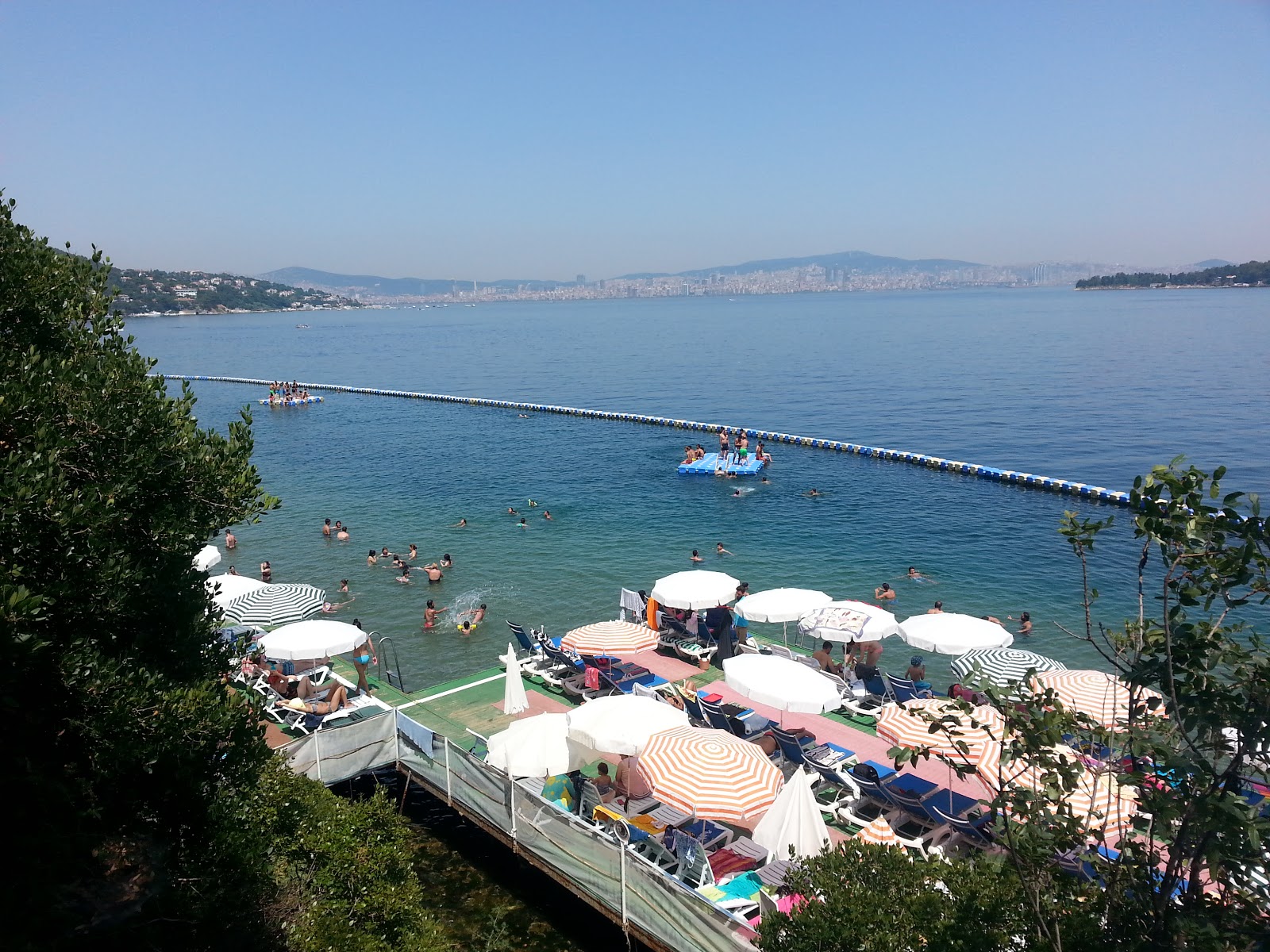 Φωτογραφία του IBB Buyukada Halk Plaji με κάλυμμα σκυροδέματος επιφάνεια