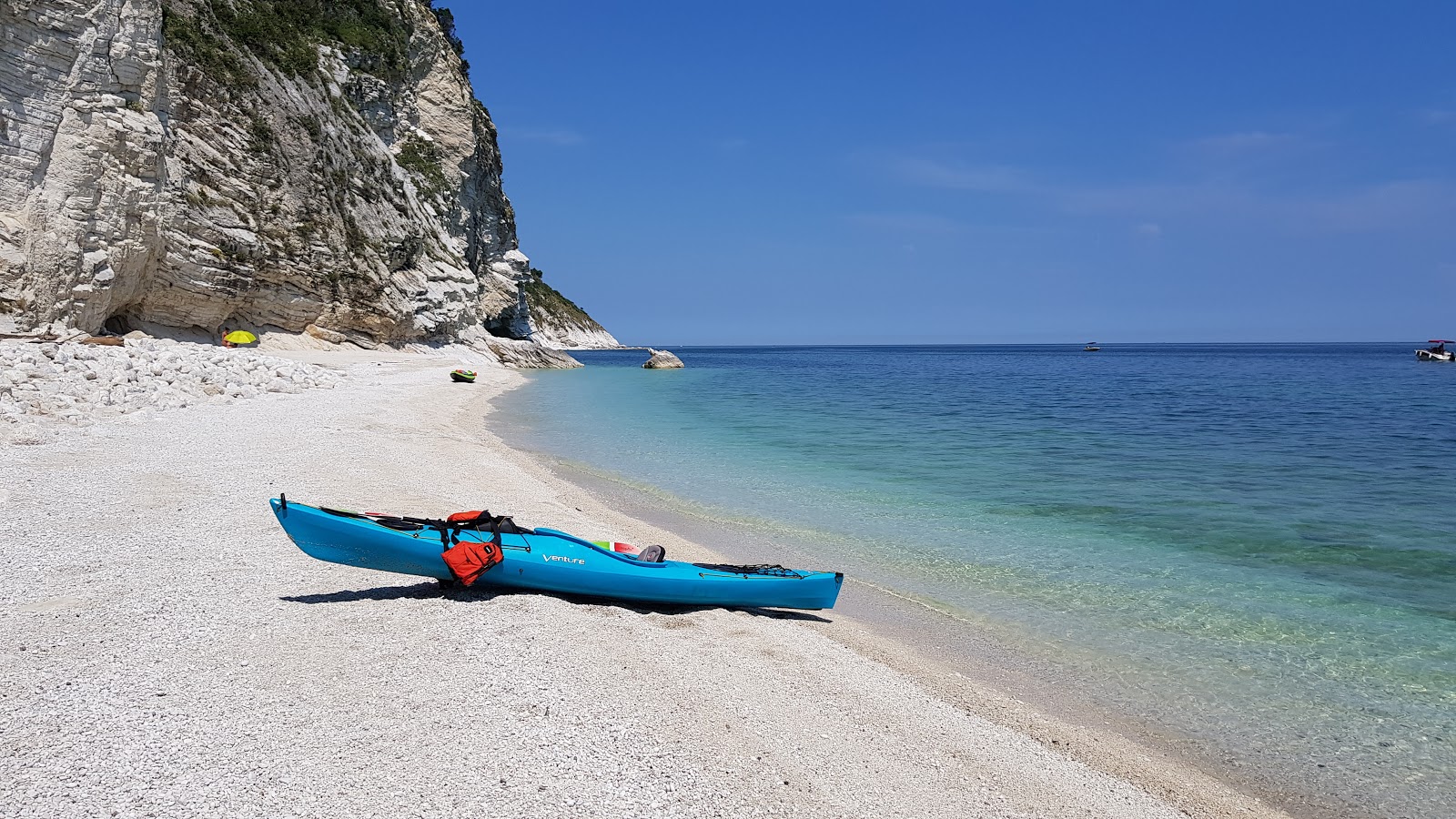 Photo de Spiaggia dei Gabbiani avec plage sans baie