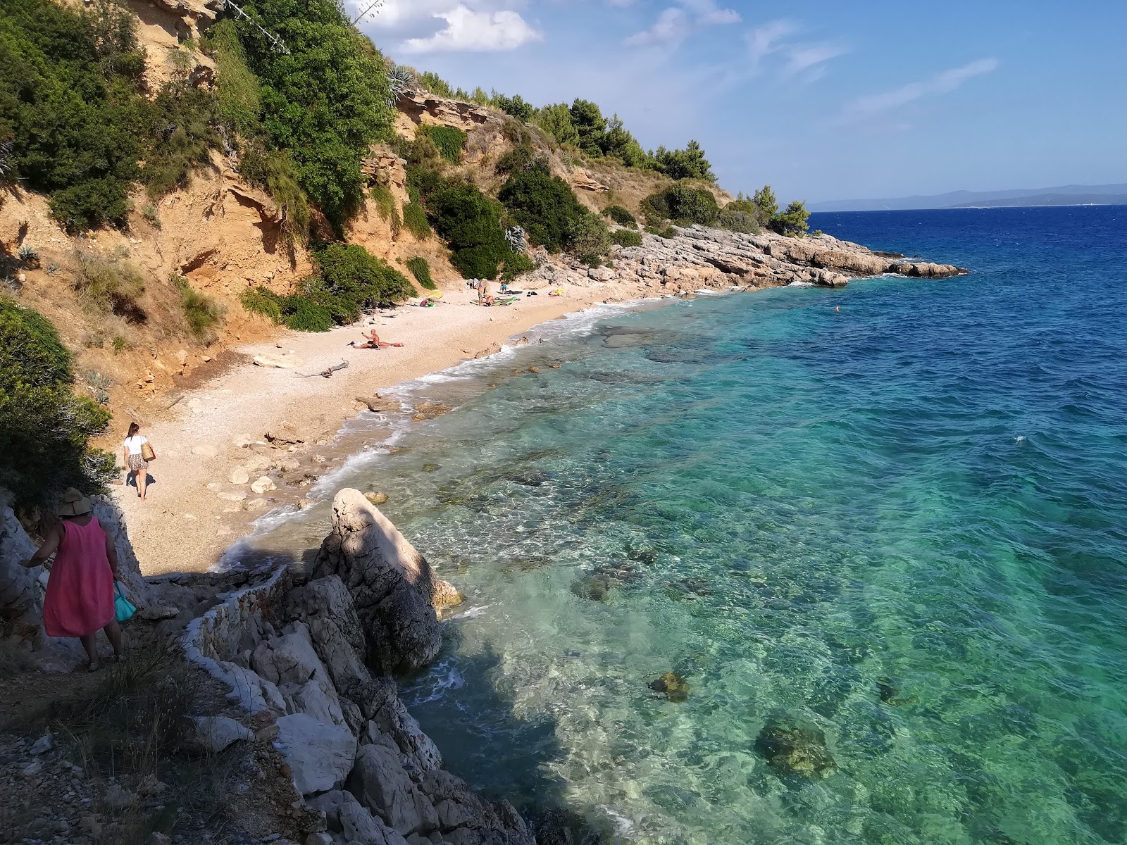 Photo de Mali Zagradac beach entouré de montagnes