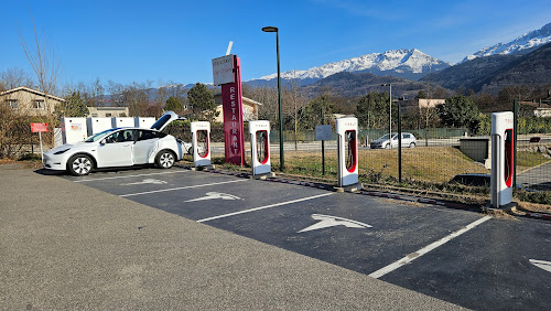 Borne de recharge de véhicules électriques Tesla Supercharger Bernin