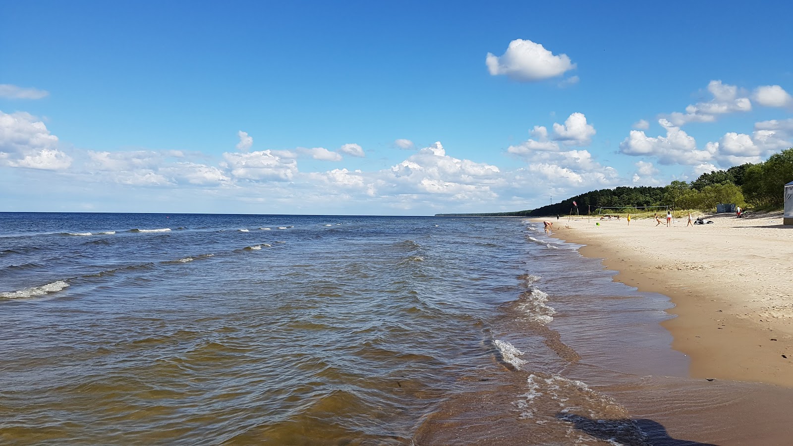 Zdjęcie Klapkalnciema pludmale z powierzchnią beżowy piasek