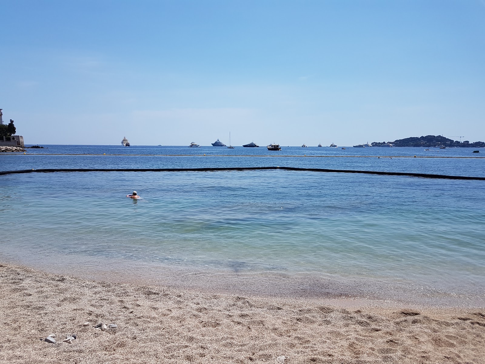 Foto van Fourmis Strand voorzieningenruimte