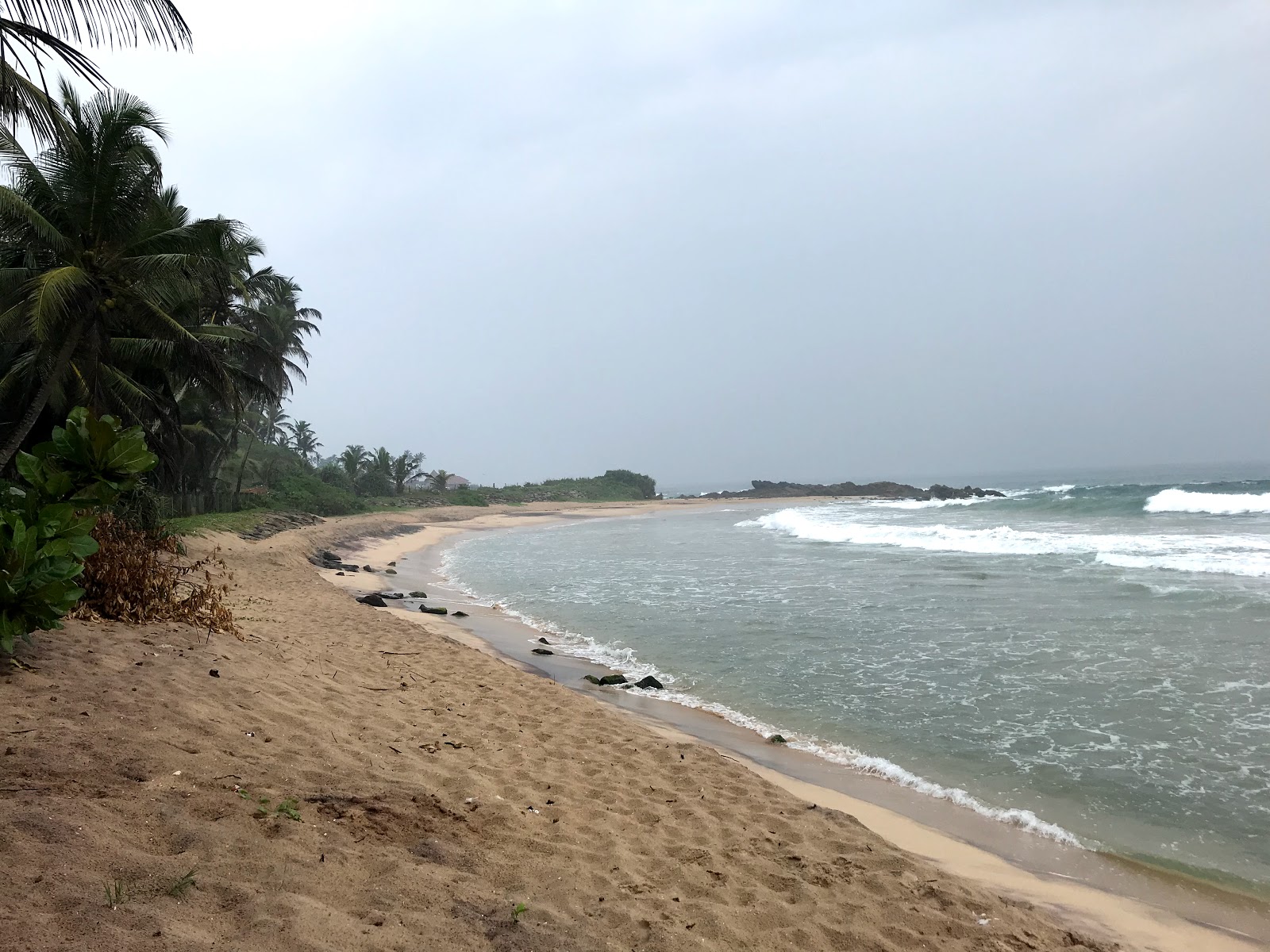 Foto van Batigama Beach met meerdere ruime baaien