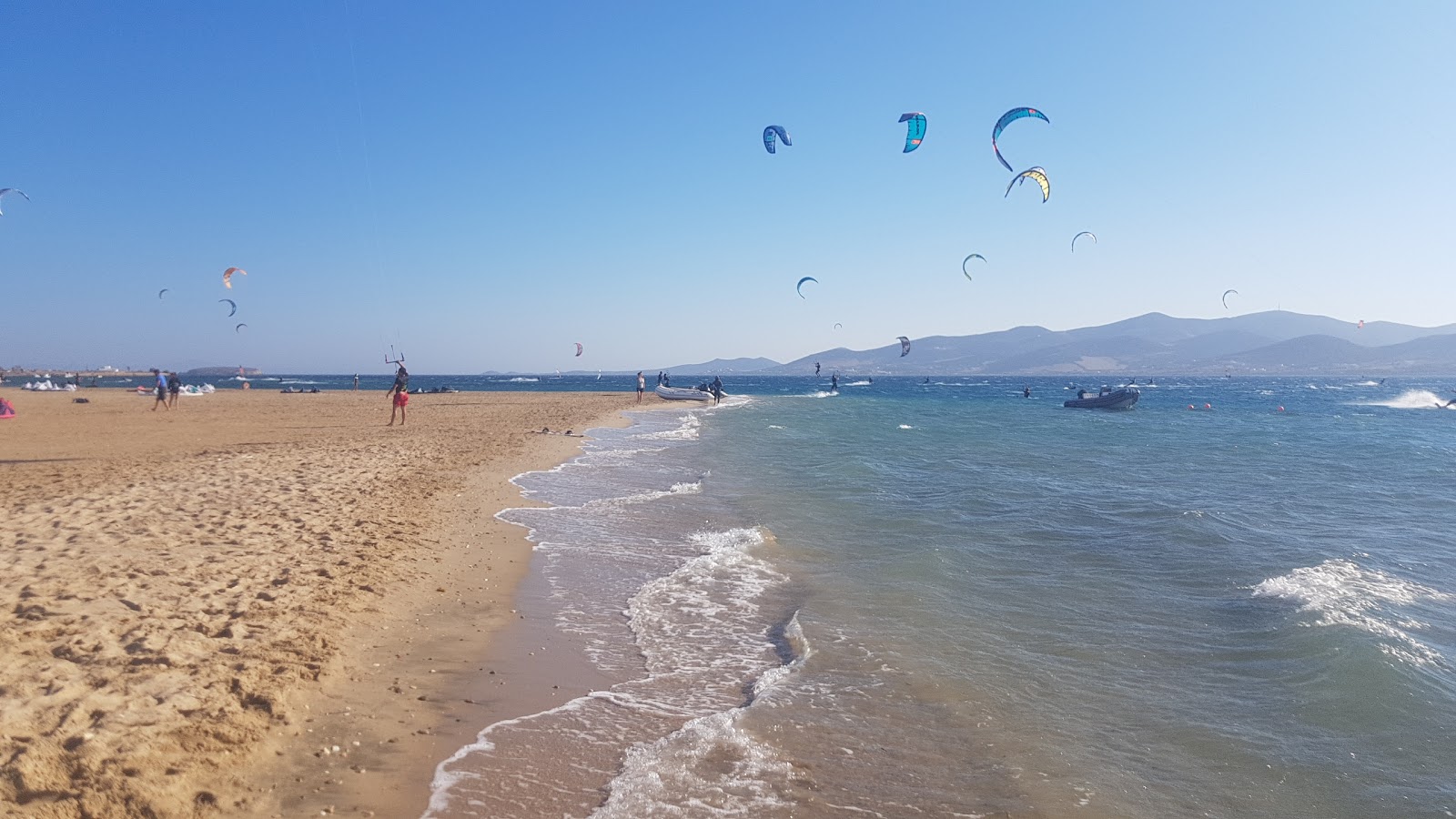 Valokuva Paros Kite beachista. - suosittu paikka rentoutumisen tuntijoille