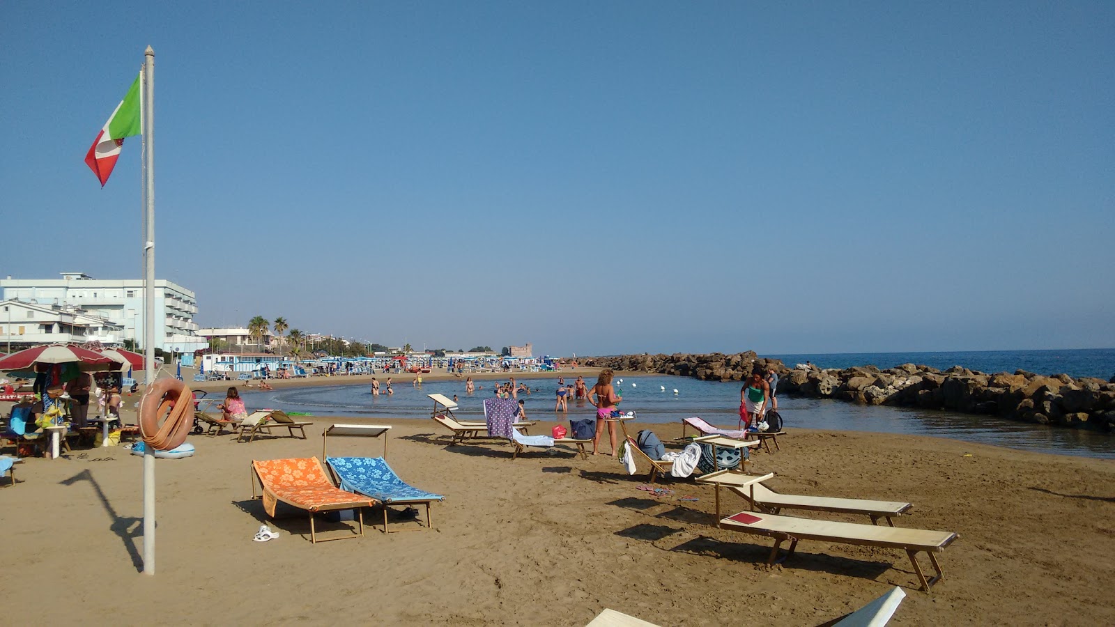 Foto van Strand van Santa Severa met bruin zand oppervlakte