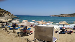 Paralia Ateni'in fotoğrafı uçurumlarla desteklenmiş