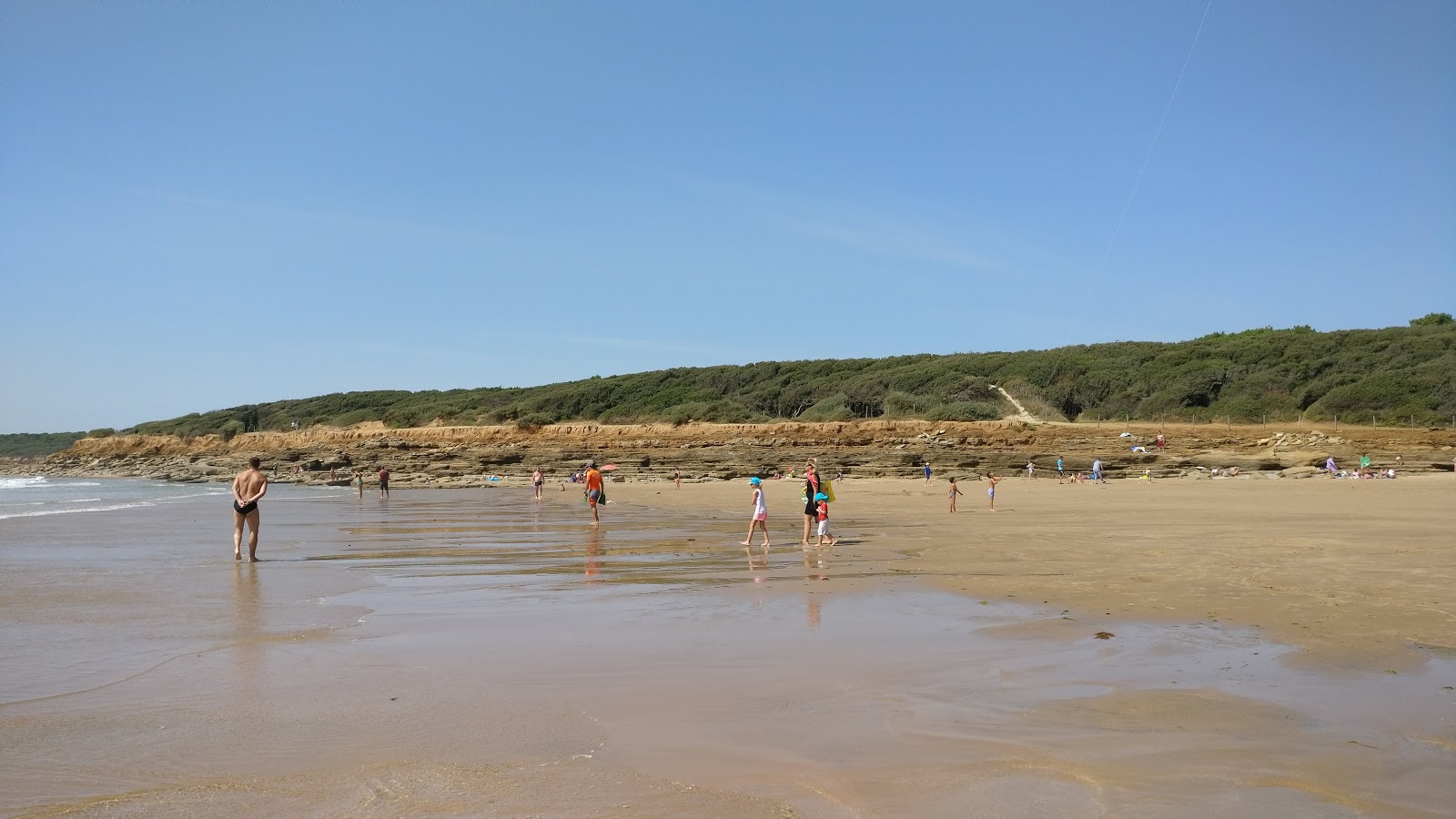 Fotografie cu Plage du Veillon înconjurat de munți