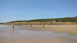Plage du Veillon'in fotoğrafı dağlarla çevrili