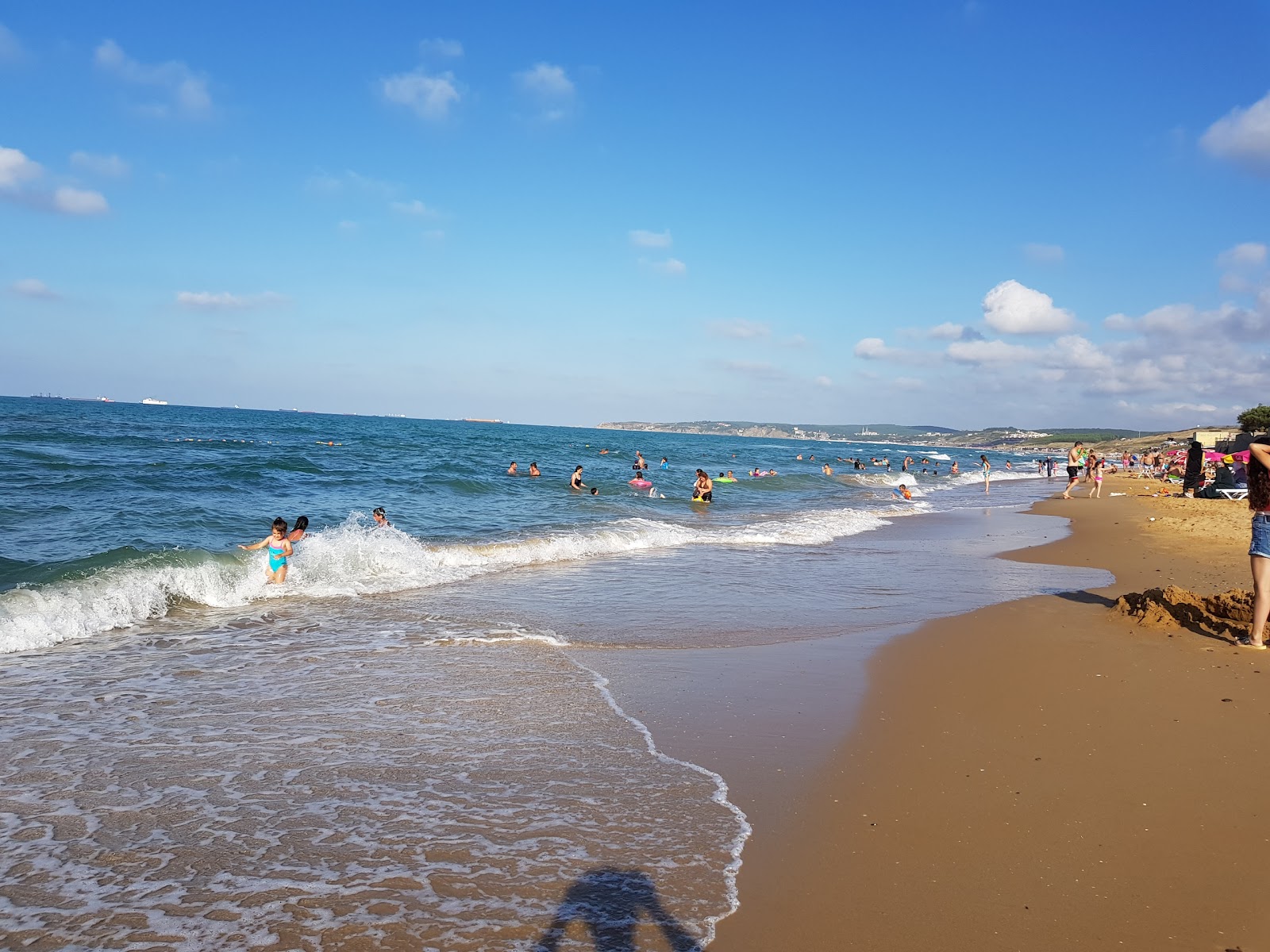 Foto von Suma beach mit heller feiner sand Oberfläche