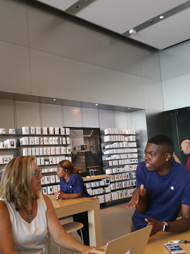 Computer Store «Apple Eton», reviews and photos, 28849 Chagrin Blvd, Woodmere, OH 44122, USA