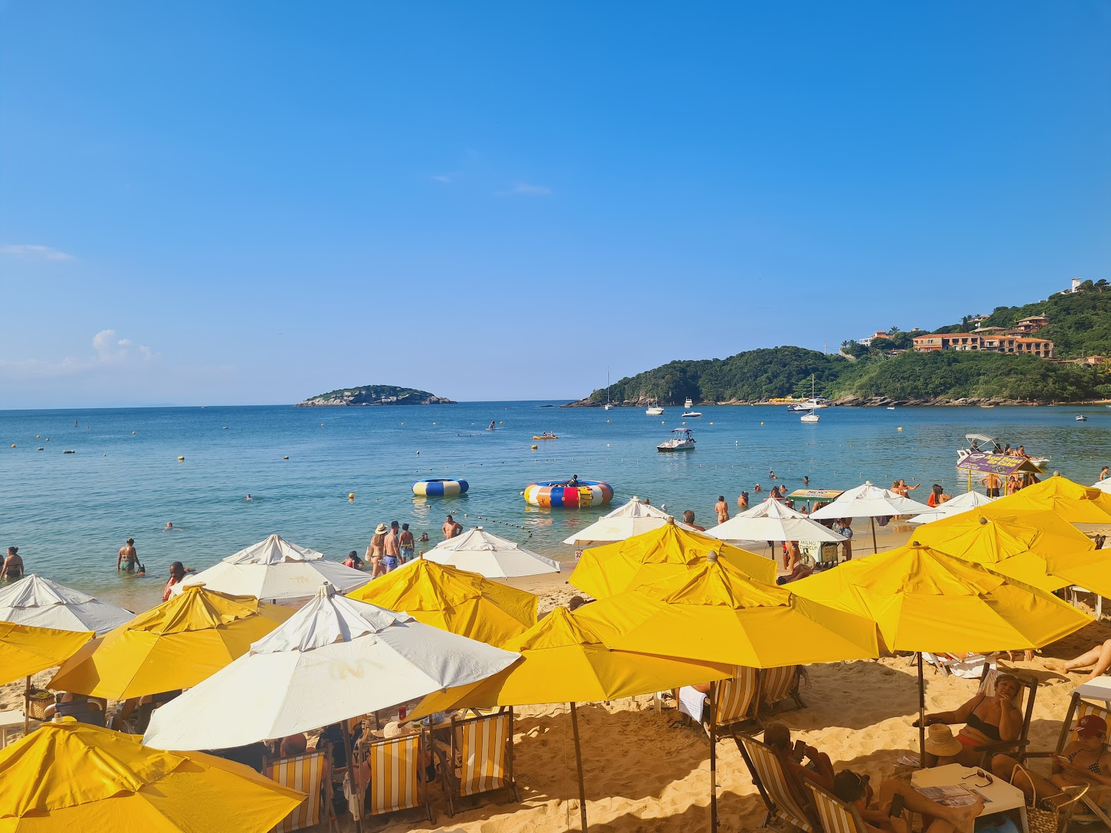 Joao Fernandes Plajı'in fotoğrafı - rahatlamayı sevenler arasında popüler bir yer