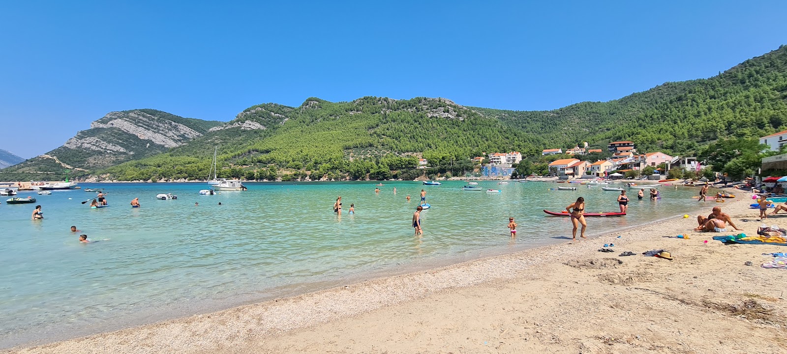 Zdjęcie Zuljana beach otoczony górami