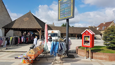 Place du marché à Bornel