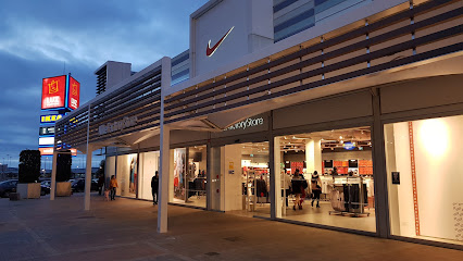 Flecha puesto traidor Nike Store JerezRonda de, Rda. Aurora Boreal, 6, 11408 Jerez de la  Frontera, Cádiz