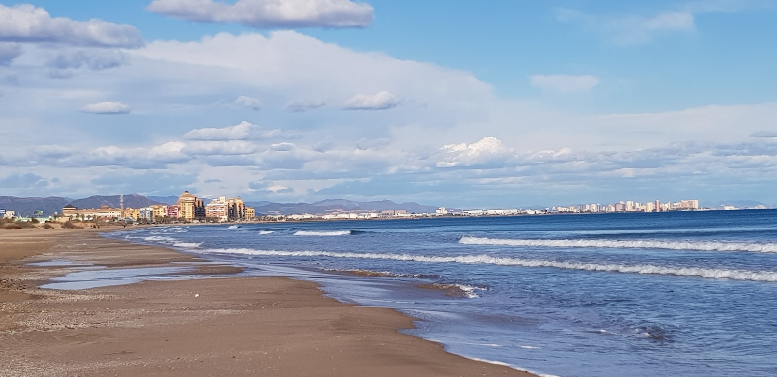 Platja de la Patacona'in fotoğrafı - rahatlamayı sevenler arasında popüler bir yer