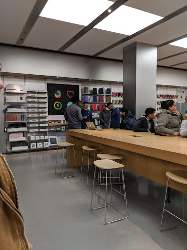 Computer Store «Apple Rosedale Center», reviews and photos, 1010 Rosedale Shopping Center, Roseville, MN 55113, USA