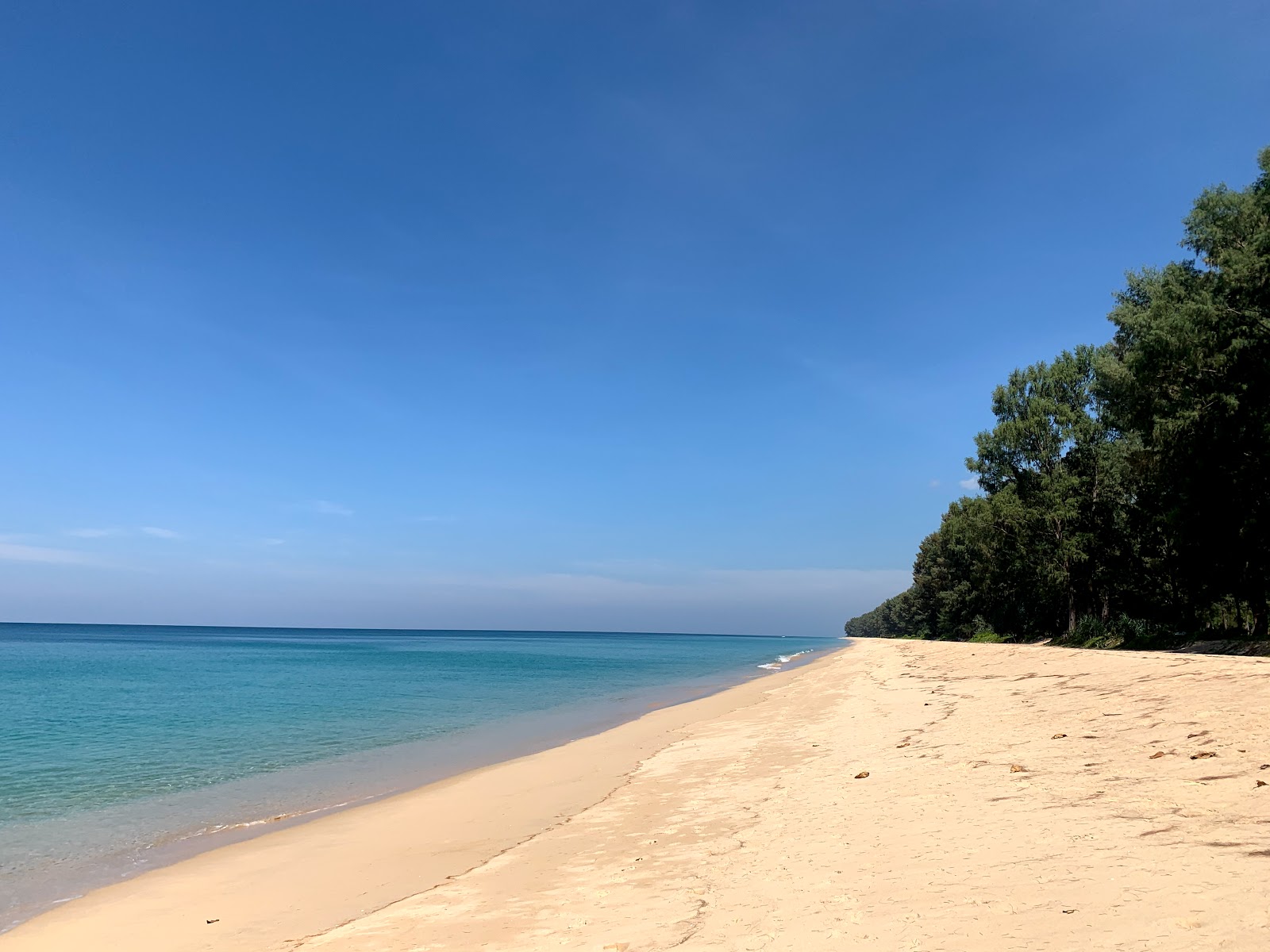 Foto di Pang Beach con una superficie del sabbia fine e luminosa