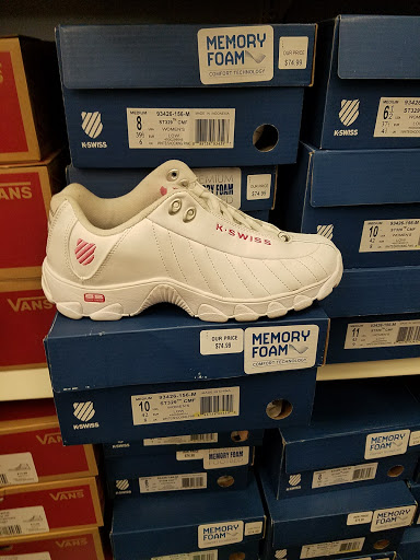 Shoe Store «Shoe Carnival», reviews and photos, 3800 Merle Hay Rd, Des Moines, IA 50310, USA