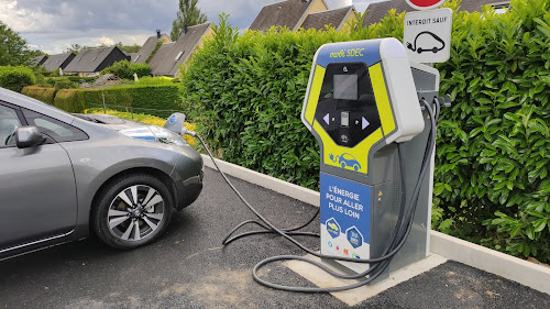 Borne de recharge de véhicules électriques MobiSDEC Station de recharge Pont-l'Évêque