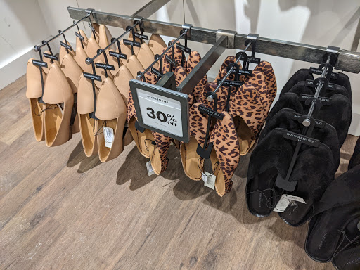 Clothing Store «Banana Republic», reviews and photos, 103 S Washington St, Naperville, IL 60540, USA