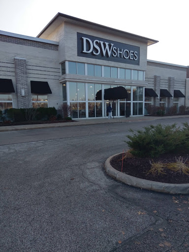 Shoe Store «DSW Designer Shoe Warehouse», reviews and photos, 4039 Richmond Rd, Warrensville Heights, OH 44122, USA
