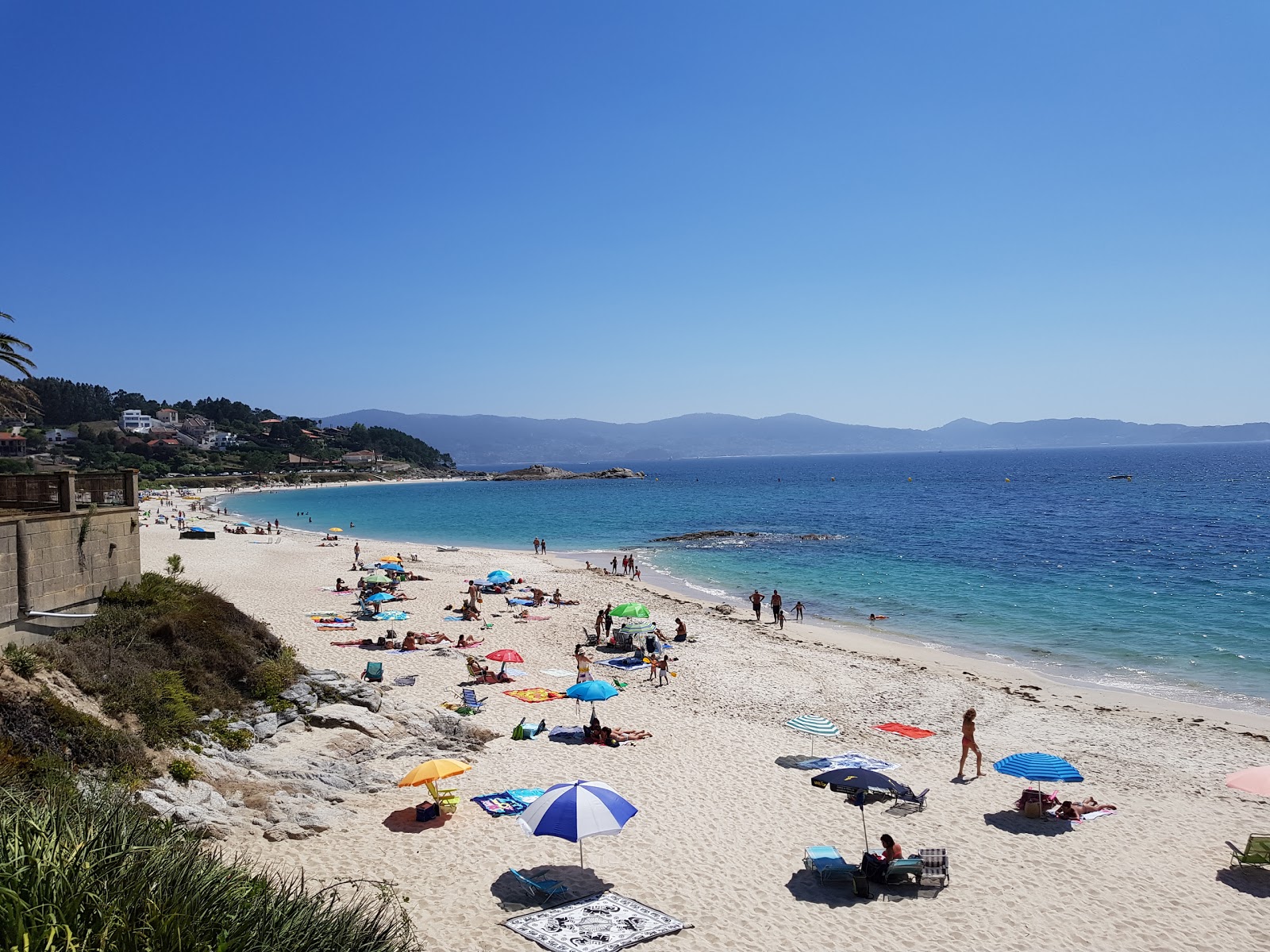 Foto di Praia de Areas con una superficie del sabbia bianca fine