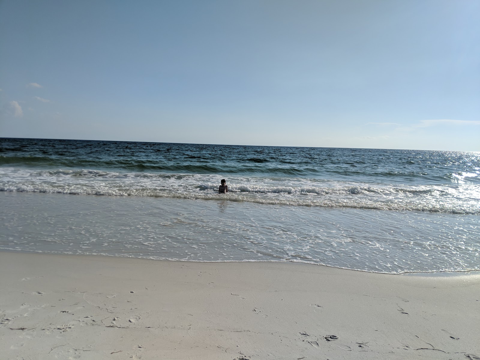 Tyndall Beach的照片 带有碧绿色纯水表面