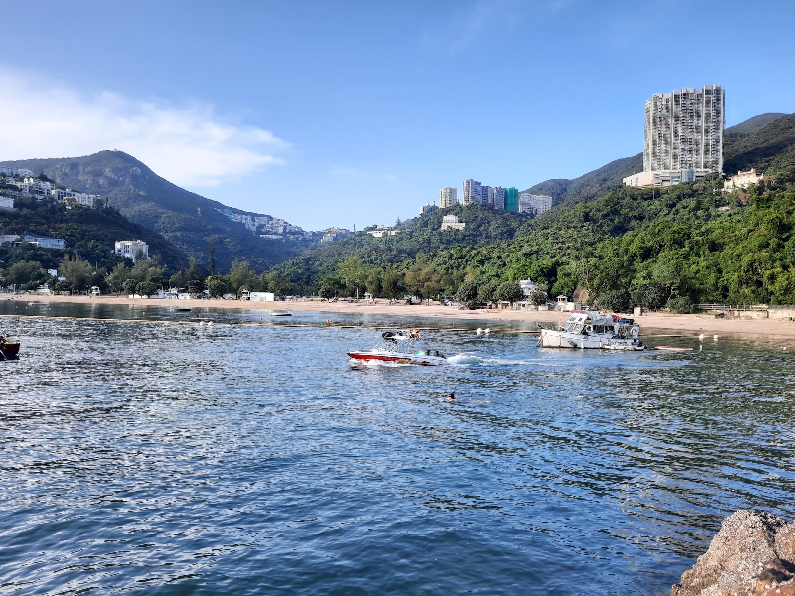 Fotografija Deep Water Bay Beach priljubljeno mesto med poznavalci sprostitve