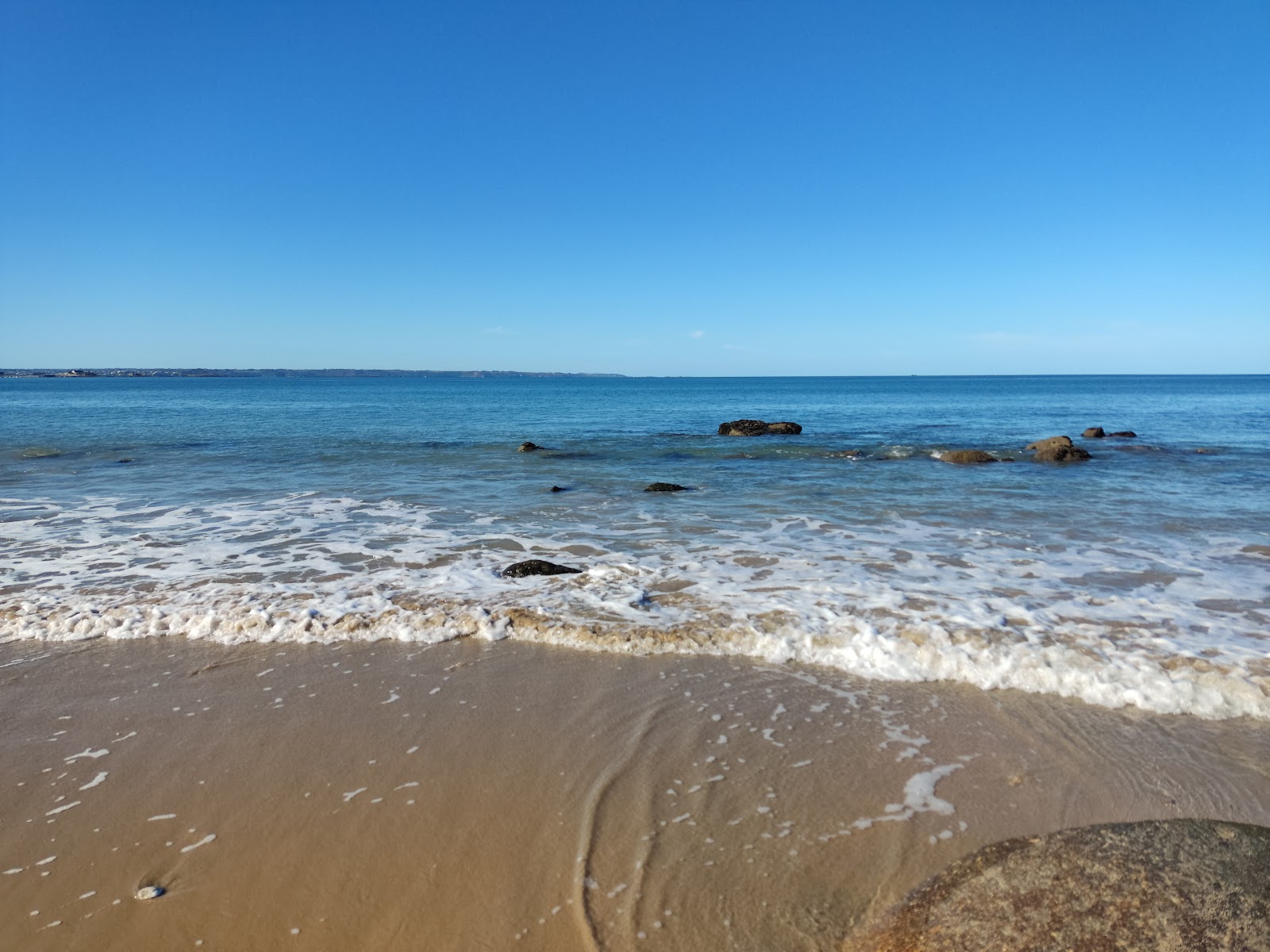 Plage de Goas Lagorn'in fotoğrafı dağlarla çevrili