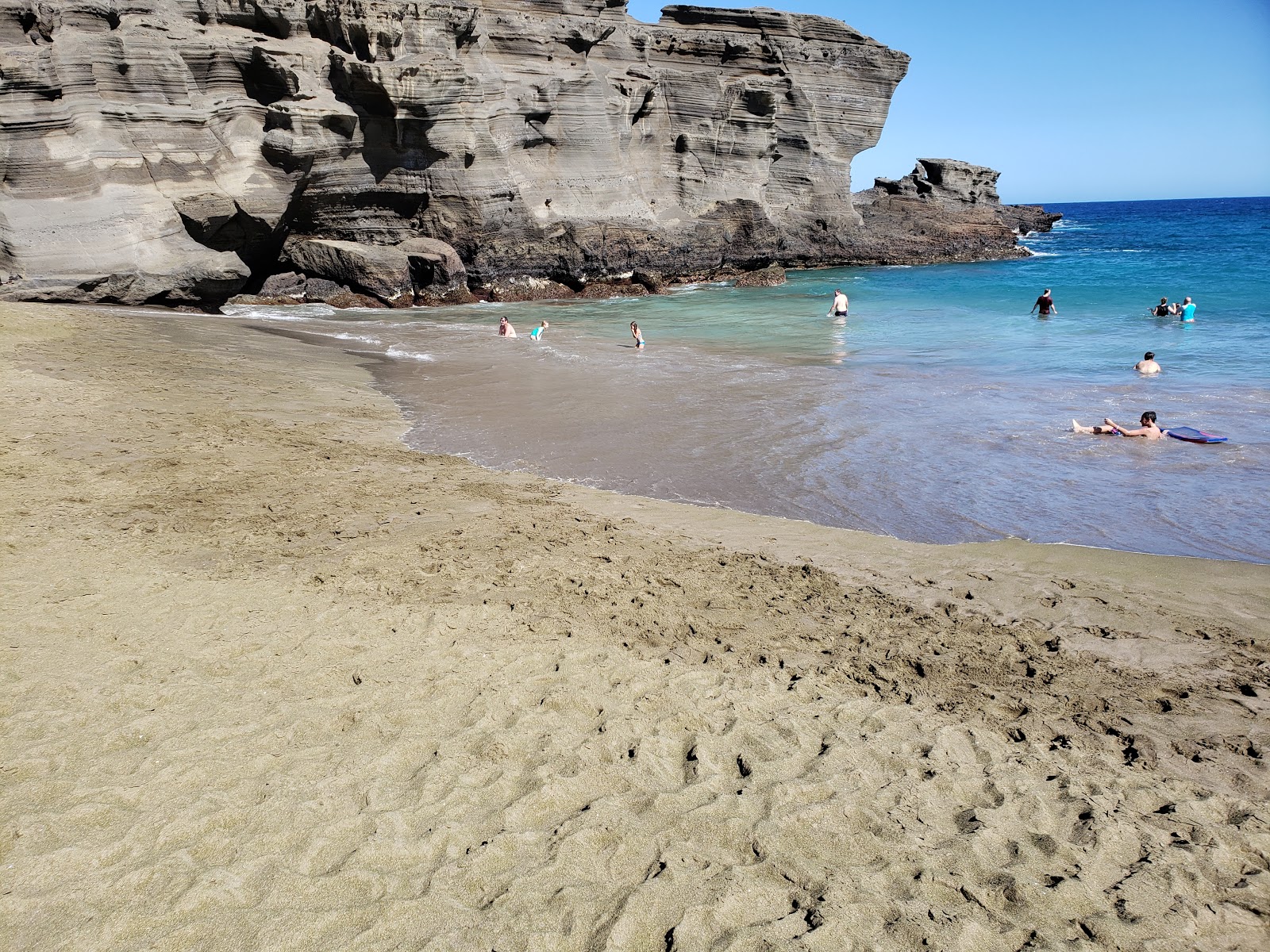Fotografie cu Plaja cu Nisip Verde amplasat într-o zonă naturală