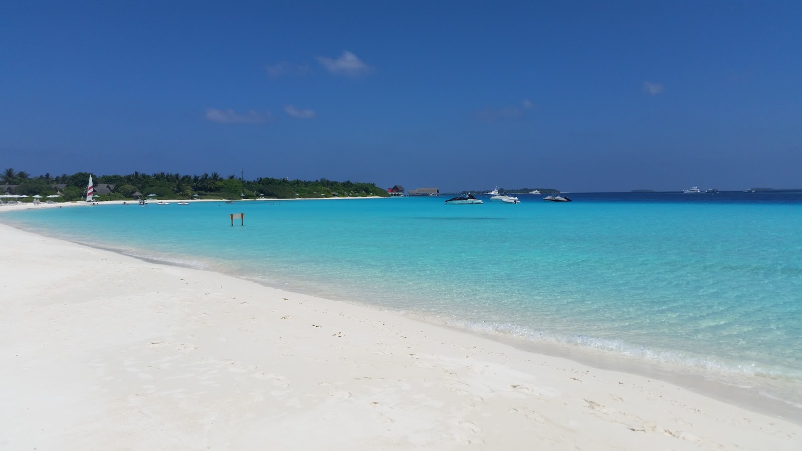 Foto von Strand der Insel Landaagiraavaru mit türkisfarbenes wasser Oberfläche