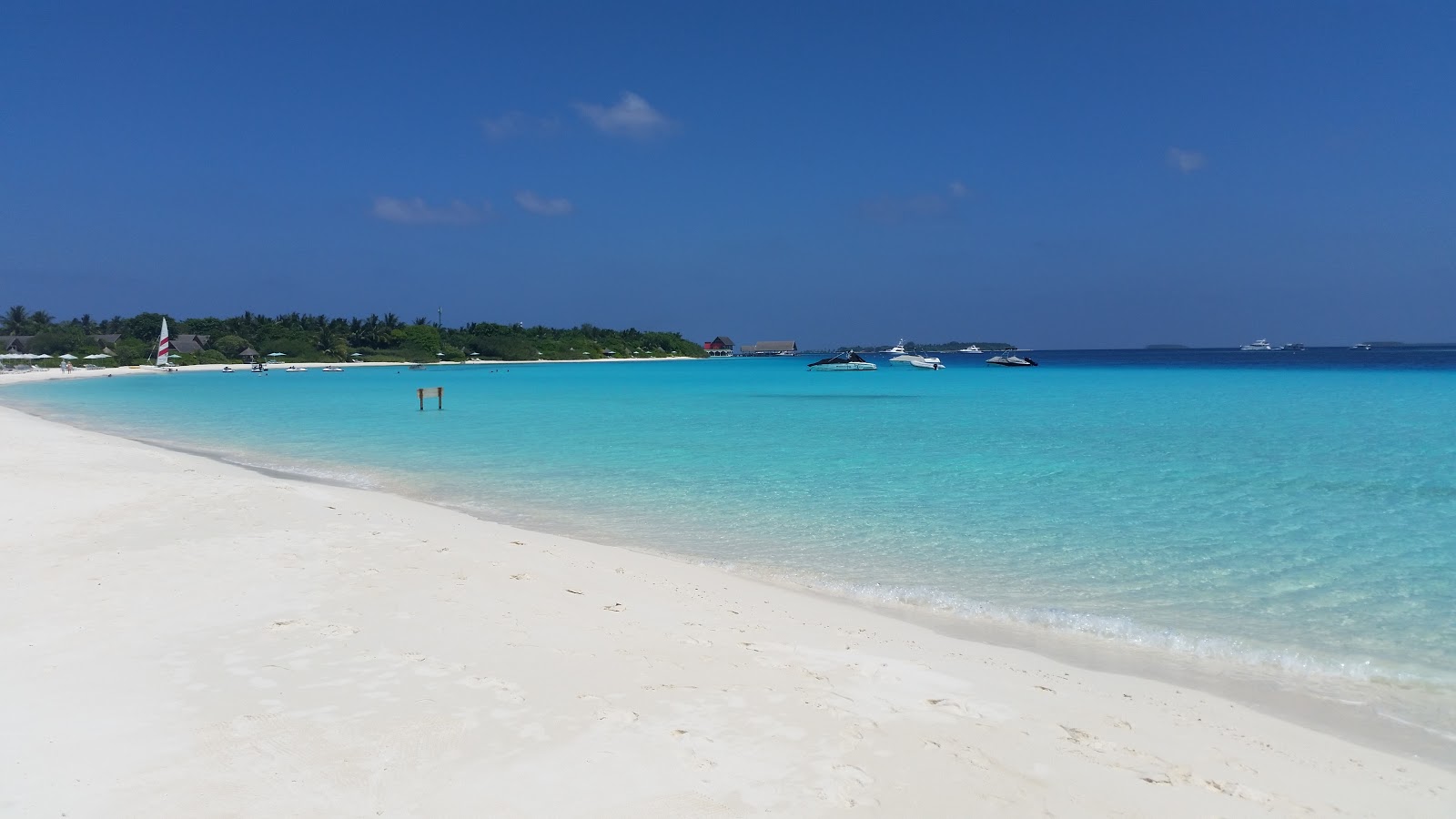 Foto av Stranden på Landaagiraavaru Island med turkos rent vatten yta