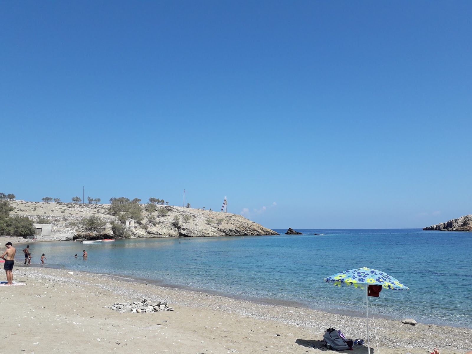 Foto de Livadi beach com areia clara e seixos superfície