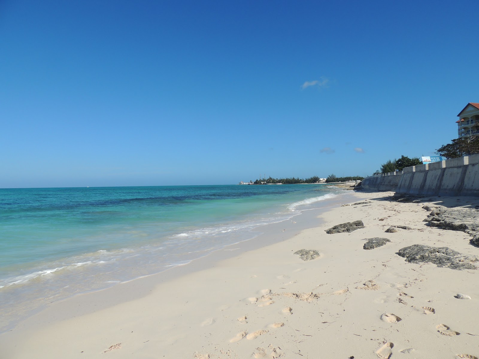 Foto di West Bay Street beach con costa lunga e dritta
