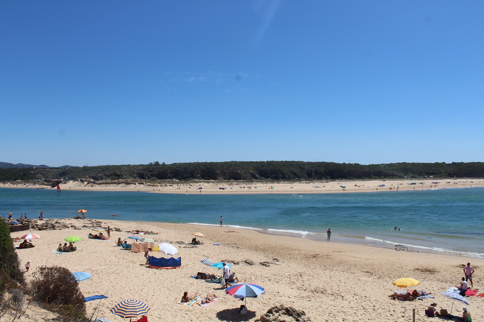 Praia do Farol的照片 带有碧绿色纯水表面
