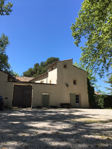 le colombier: Location maison de vacances de charme en pleine nature 8 personnes 4 chambres à la campagne avec jardin privé arboré, piscine, barbecue, proche Carpentras, Avignon et du Mont Ventoux à Aubignan, en Provence dans le Vaucluse à Aubignan