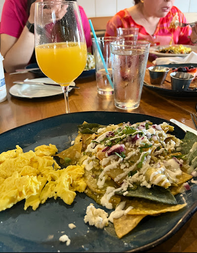 Green chilaquiles with chicken 