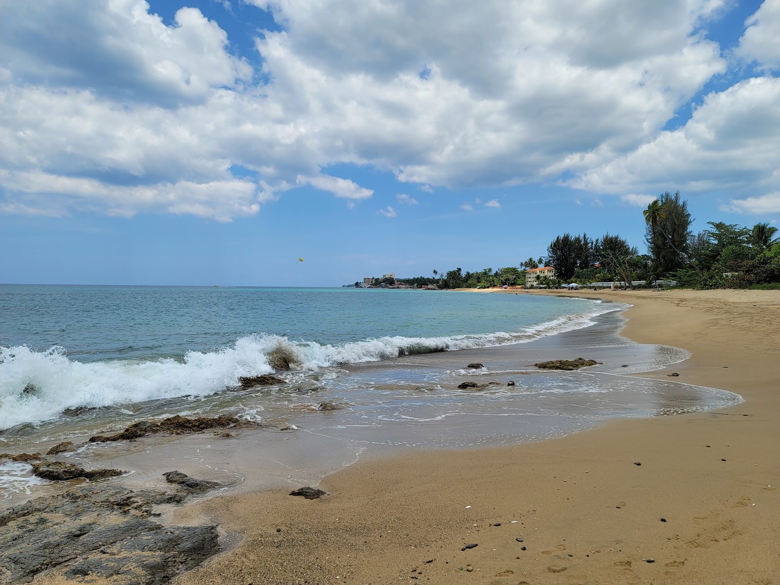 Φωτογραφία του Playa Los Almendros με ευρύχωρη ακτή