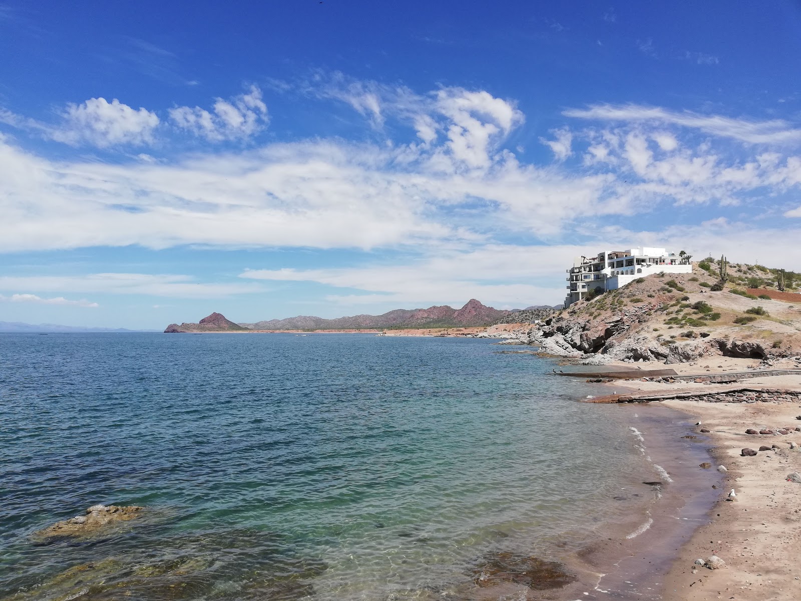 Foto di Bay Estela beach con una superficie del sabbia grigia