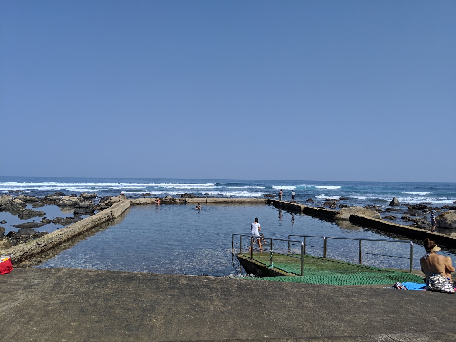 Foto von Piscina Natural El Altillo mit betonierte fläche Oberfläche