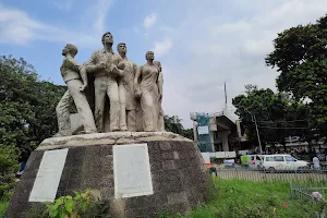 Raju Memorial Sculpture image