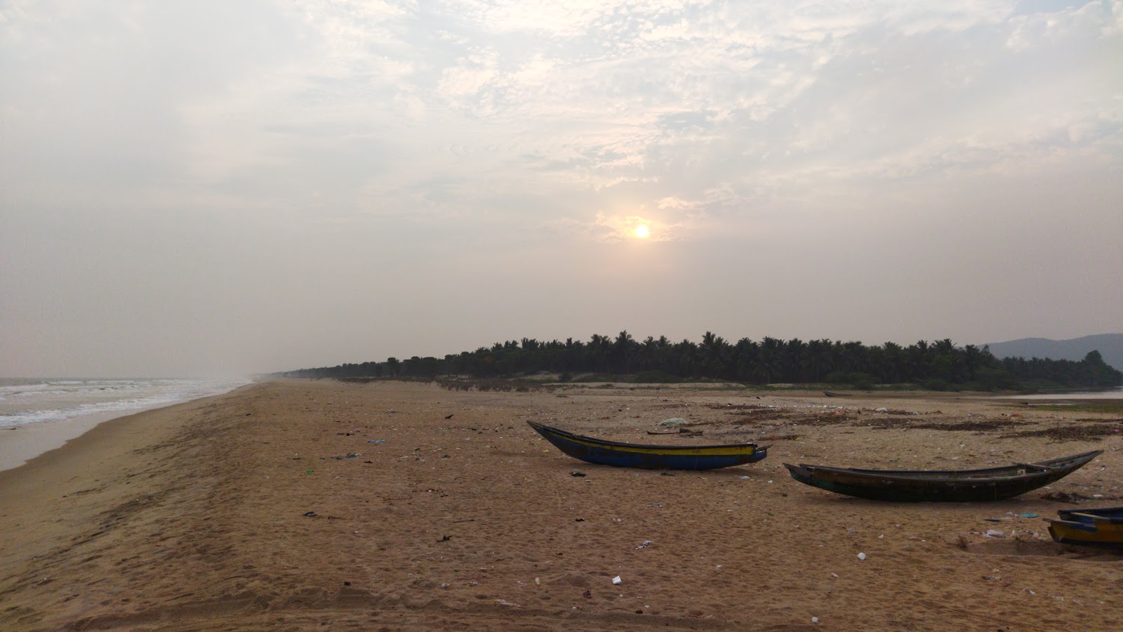 Rajjyapeta Beach的照片 带有碧绿色纯水表面