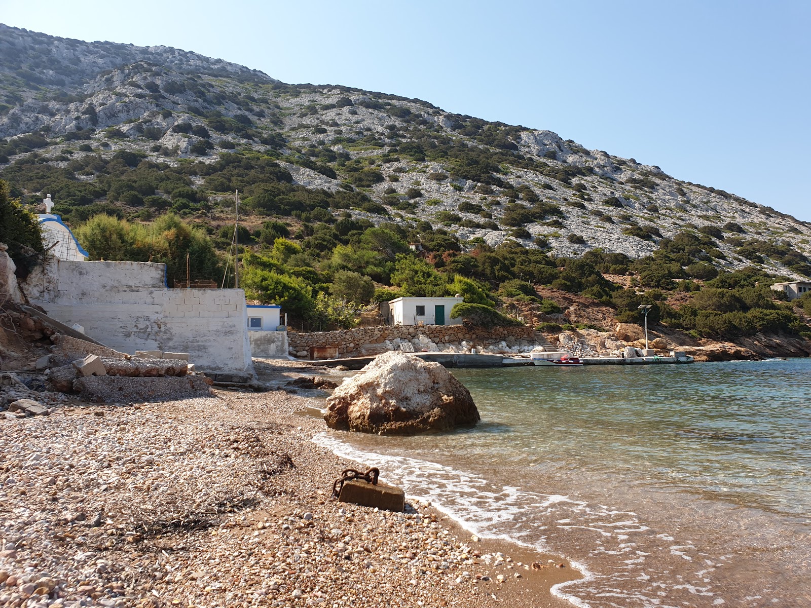 Fotografie cu O Kottaras III cu o suprafață de pietricel maro