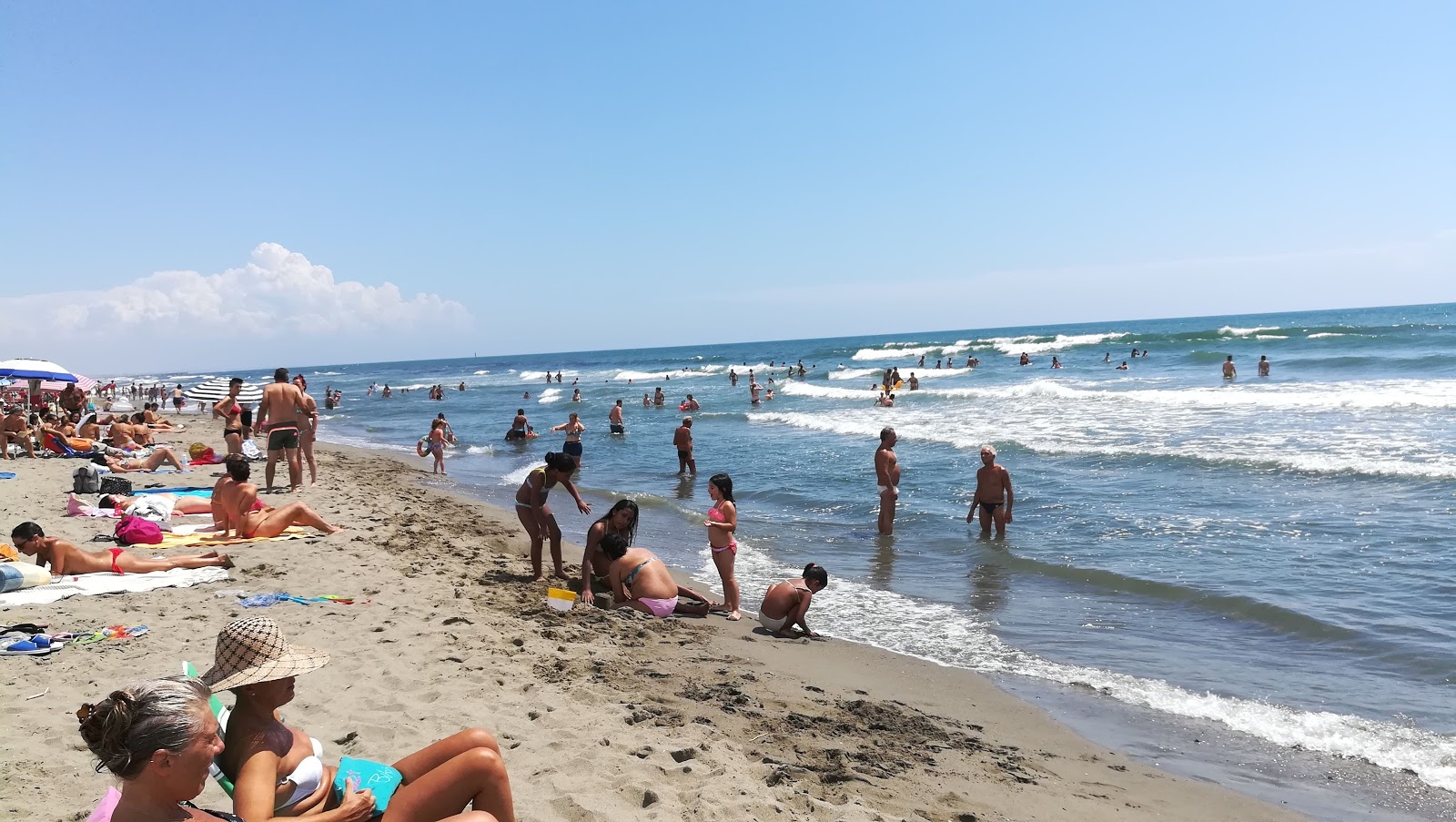Foto van Spiaggia Le Dune ondersteund door kliffen