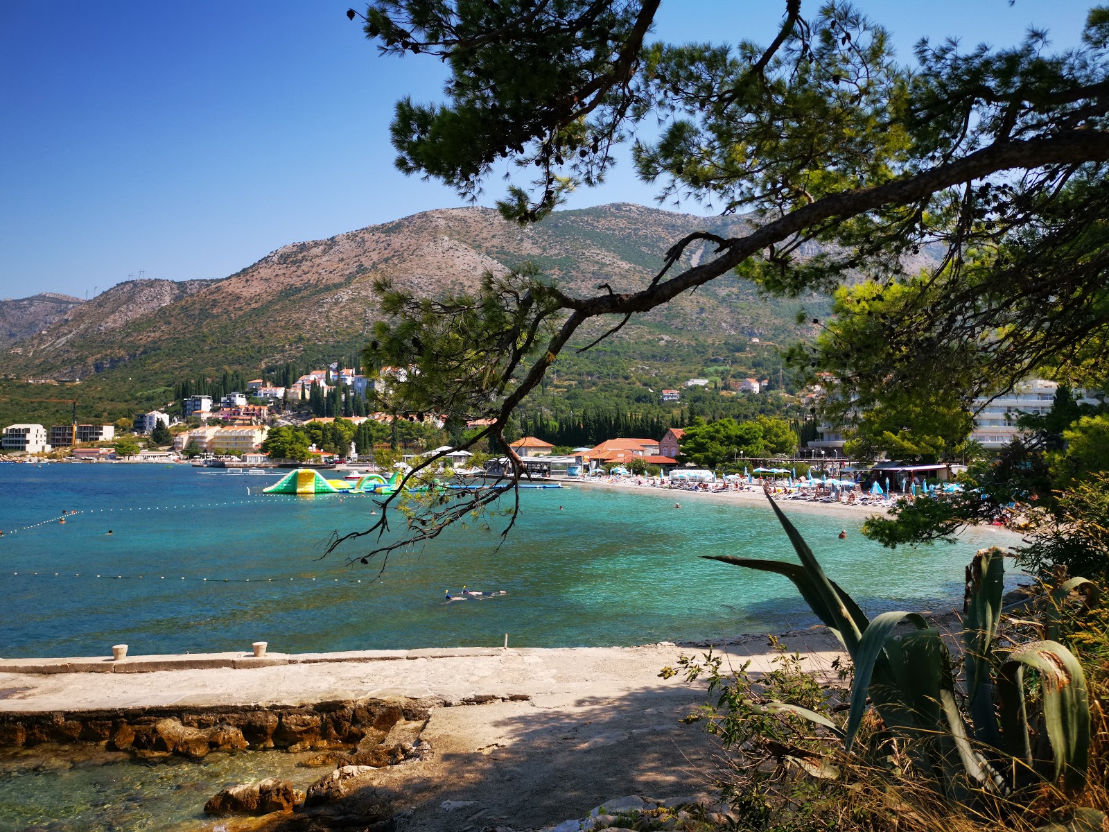 Zdjęcie Zal beach z powierzchnią turkusowa czysta woda