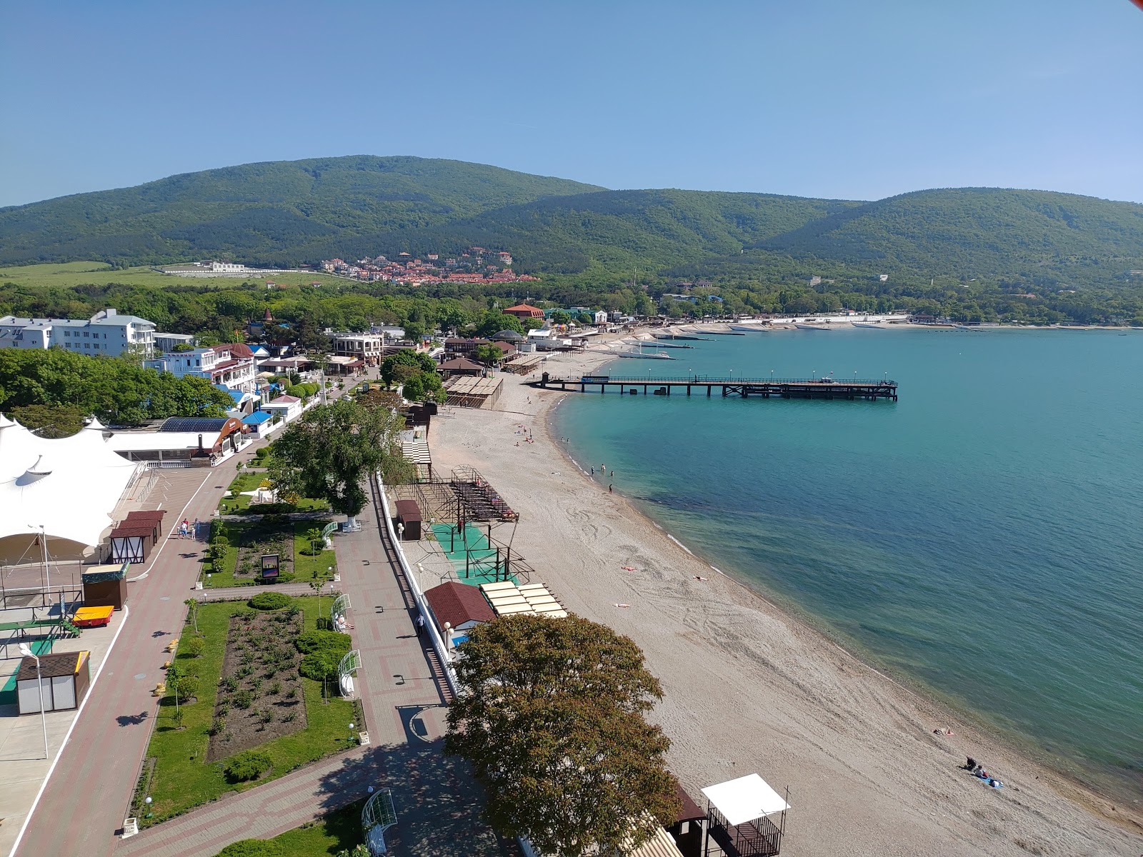 Foto di Solnechny Plyazh con una superficie del piccoli ciottoli beige