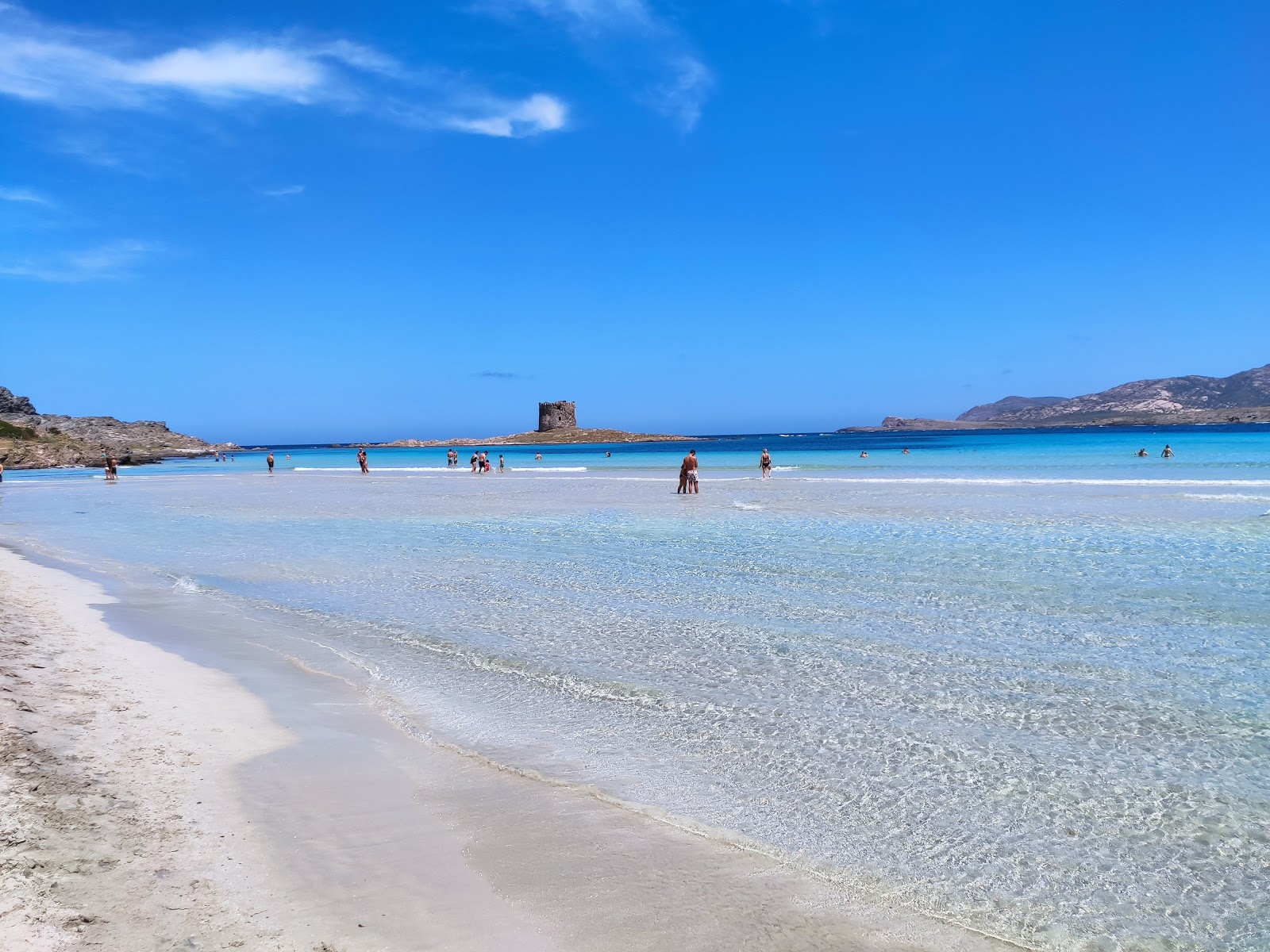 Photo de Plage de La Pelosa avec sable fin et lumineux de surface