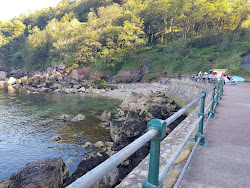 Foto di Anstey's Cove circondato da montagne