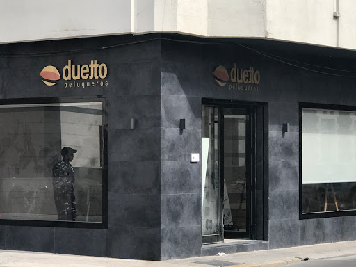 Duetto Peluqueros en laLínea de laConcepción, Cádiz
