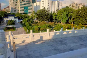 Dazhong Gate image